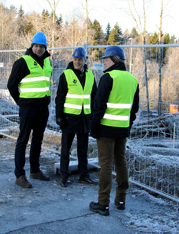 Eiendomsdirektør Tom-Erik Holte (t.v.), byråd Øystein Eriksen Søreide og nestleder for BU-utvalget i bydel Søndre Nordstrand, Erik Logstein (t.h.)