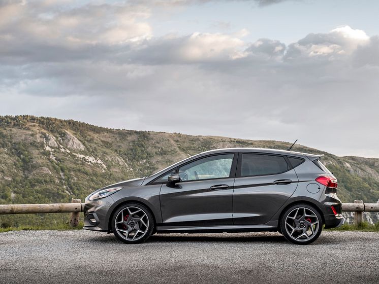 2018FordFiesta_MAGNETIC_ST_03