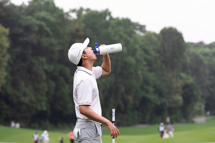 Drinking from a water bottle at Volvo China Open.jpg