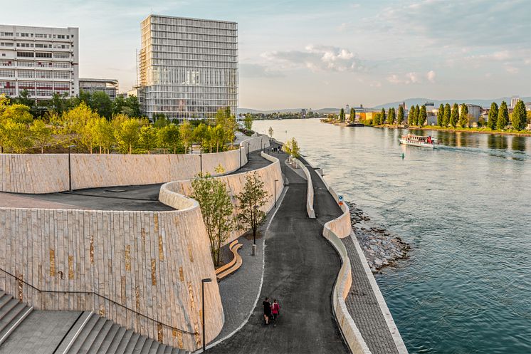 Blick von der Dreirosenbrücke auf den Elsaesserrheinweg mit Ausflugsschiff. Copyright: Switzerland Tourism. By-Line: swiss-image.ch/Andreas Gerth