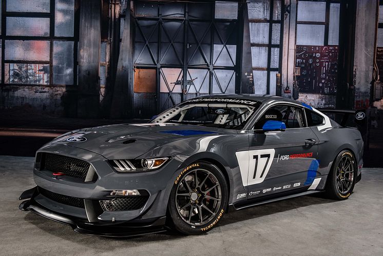 A Ford Performance a 2016-os SEMA Show-n mutatta be a vadonatúj, teljesen versenykész, globális Mustang GT4 versenyautót