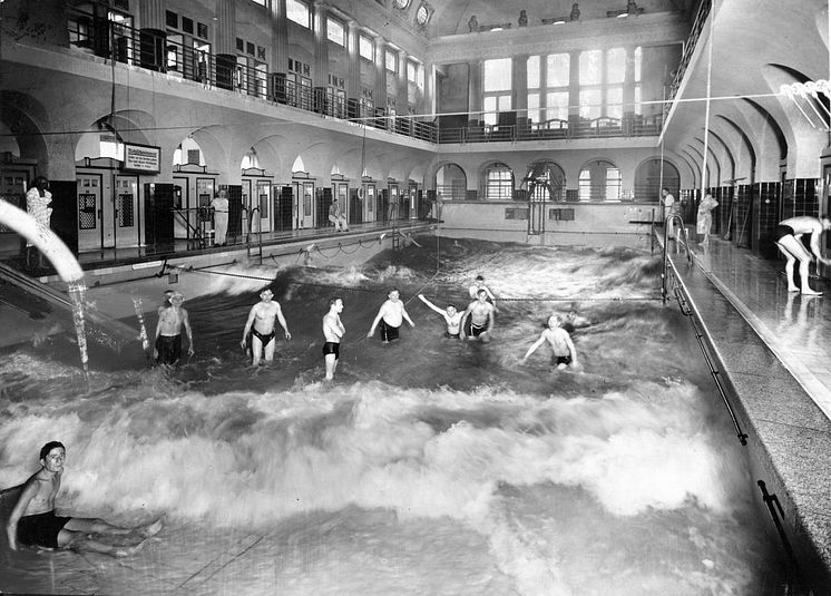 Historische Aufnahme der Männerschwimmhalle in den 20er Jahren