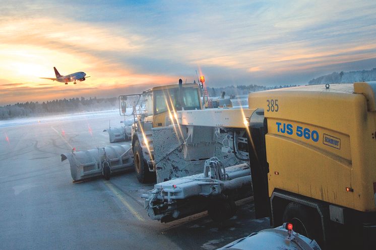 Towed Jet Sweeper - Aebi Schmidt hos Swedavia