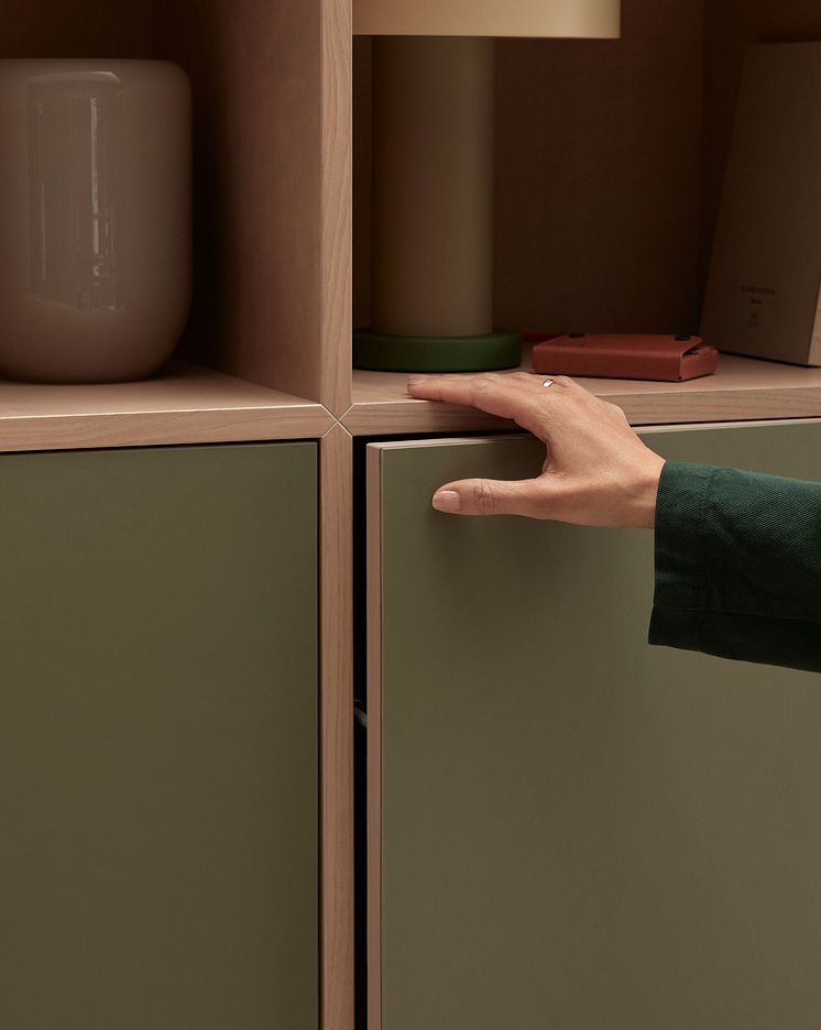 High Resolution-Furniture Linoleum 4184 olive close up door fingers.jpg