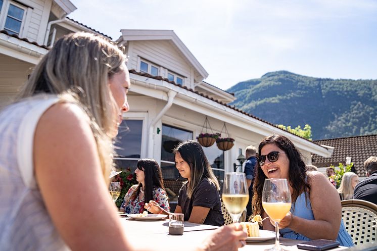 Terrassen på Hotel Aurlandsfjord blir et fint samlingssted for gjester og lokale