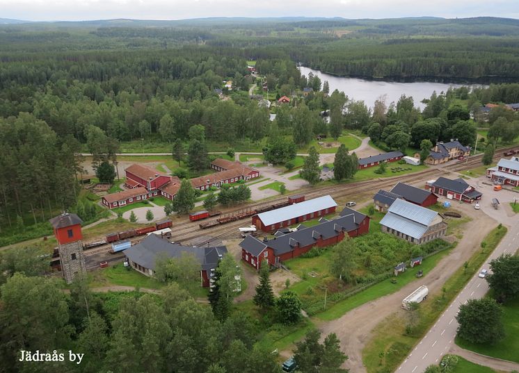 Årets Industriminne 2020. Den stora bangården är centrum i Jädraås och därbortom skymtar hyttan och dammsjön.