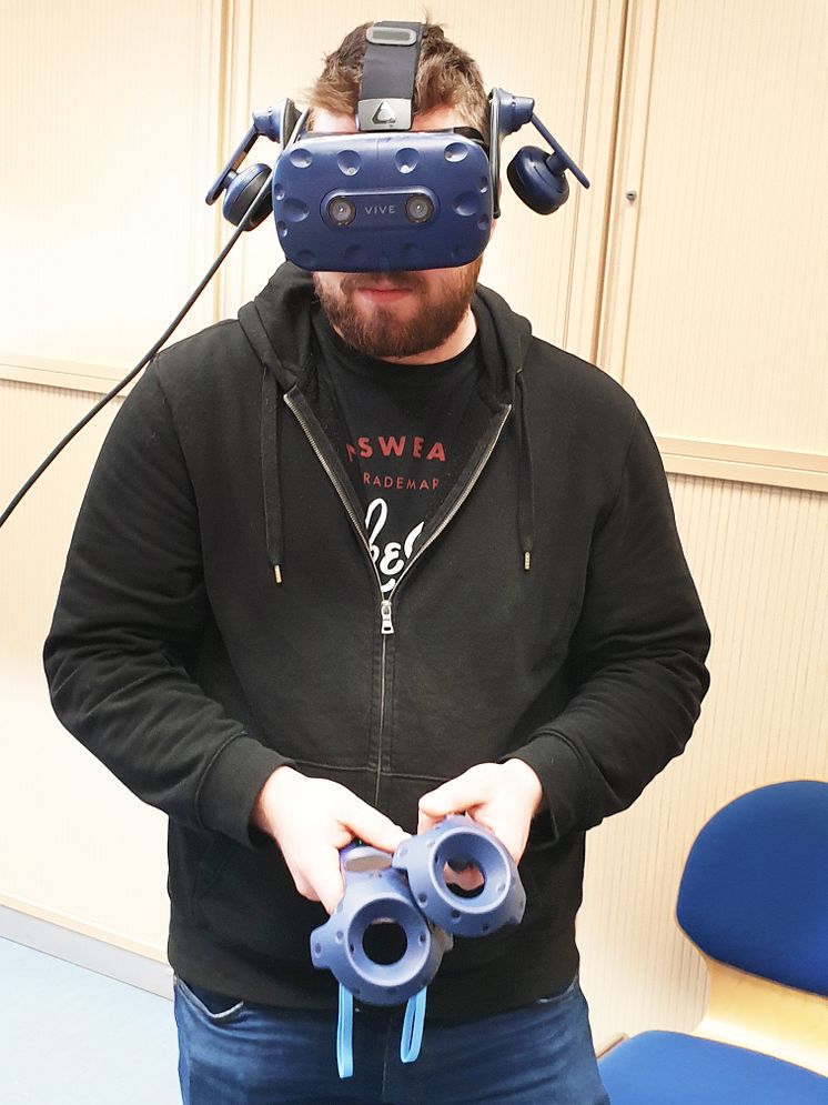 Swecontekniker med VR-glasögon