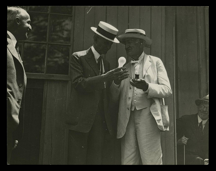 Henry Ford och Thomas Edison tillsammans 1929, vid en invigning vid Edison Institute. Glödlampan som Edison gav Ford i present finns fortfarande kvar i museets ägo.