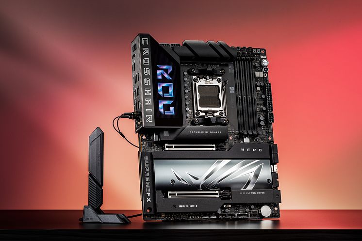 ROG Crosshair X870E Hero_w Antenna.jpg