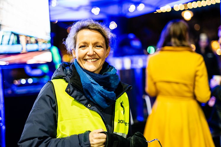 Adm.dir. i Sporveien Trikken Birte Sjule deler ut boller, kaffe og reflekser på Olaf Ryes plass i Oslo onsdag morgen