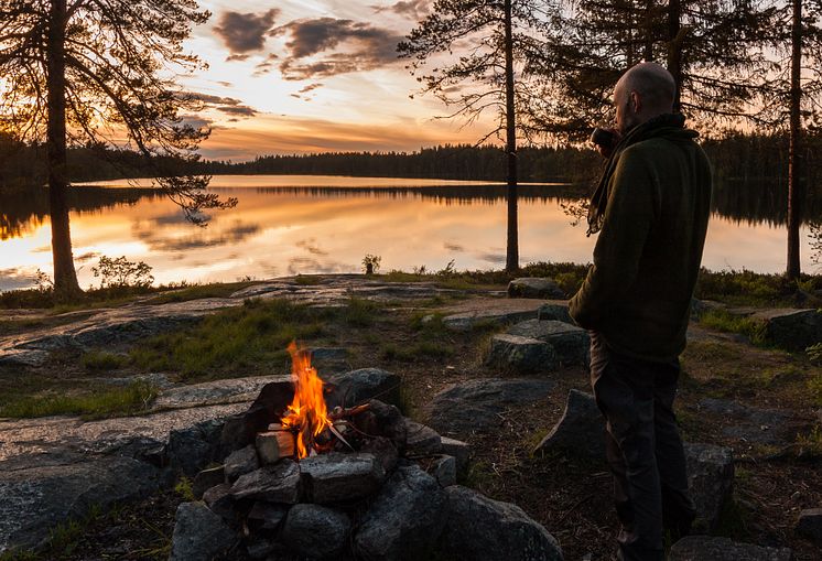 Lägereld och solnedgång