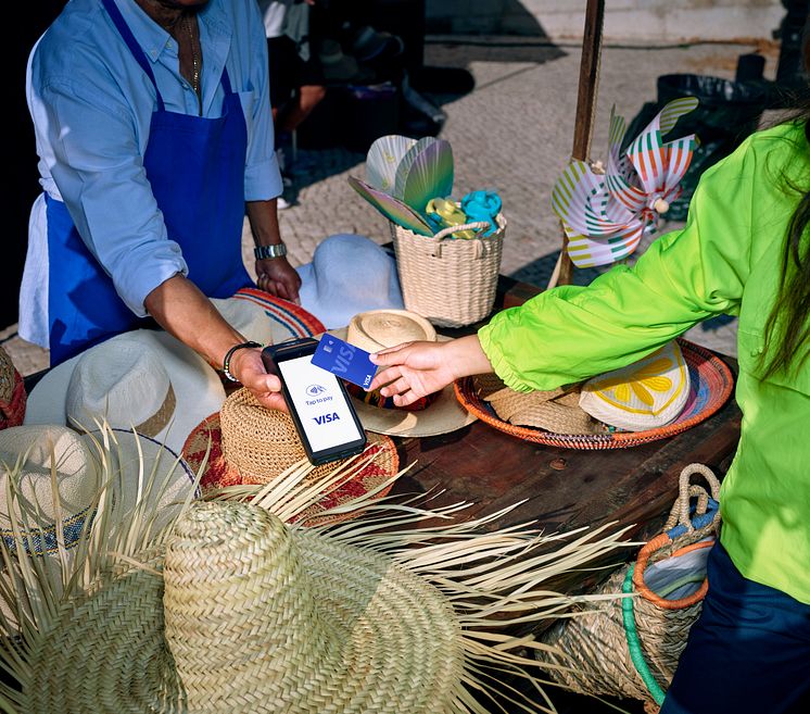 CROSSBORDERTRAVEL2023_PHOTOGRAPH_SELFIE_PAYMENT IMAGE_CARDTAP_sRGB