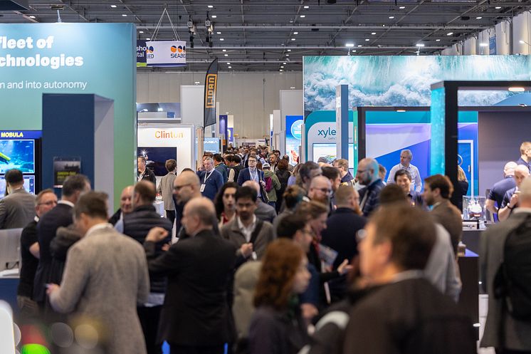 Oi24 - Visitors fill the aisles at Oceanology International (2)