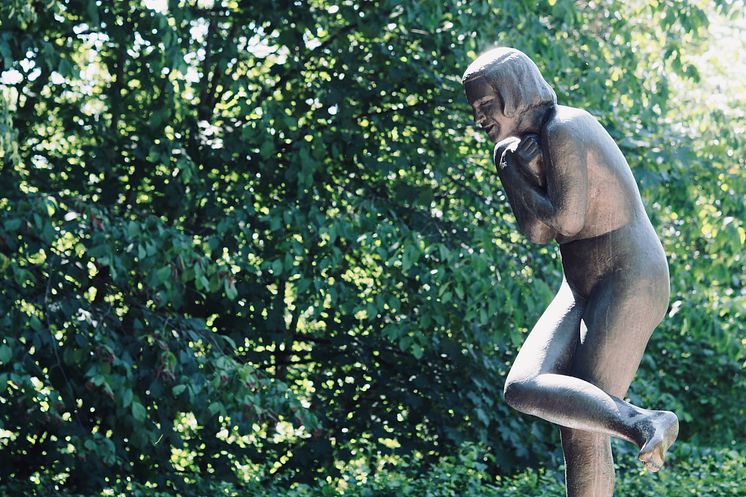 Skulpturen Overrasket i Vigelandsparken