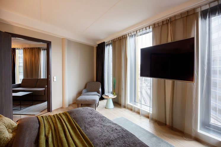 NO036-suite-bed-tv-sofa-chair-clarion-hotel-the-hub