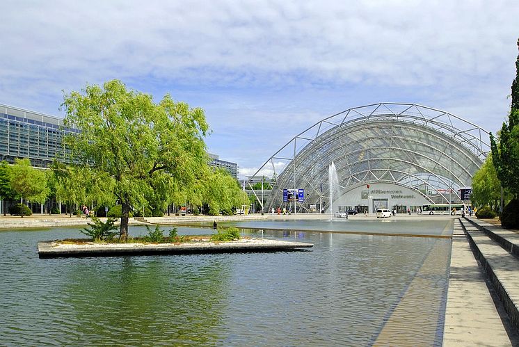 Blick zur Glashalle der Leipziger Messe