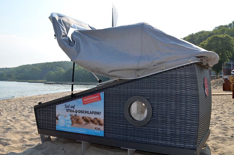 Das Verdeck ist verstellbar. Der Strandkorb abschließbar.