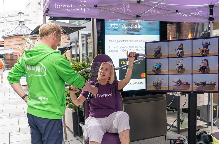 Karen-Marie Ellefsen viser Feelgoodkonseptet på aktivitetsalliansen sin gående konferanse