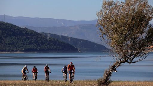 MTB-syklister ved siden av Talarn-reservoaret 