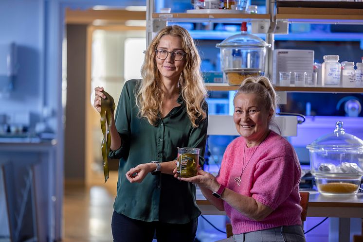 Linn Berglund och Kristiina Oksman, forskare inom trä- och bionanokompositer vid Luleå tekniska universitet