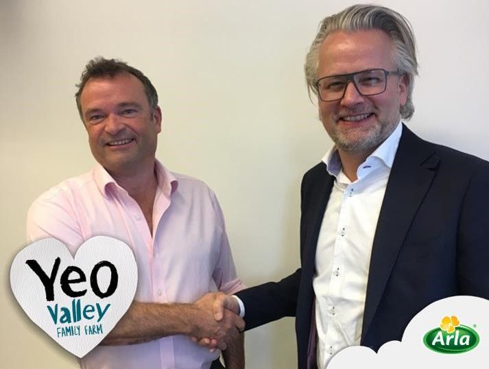 Tim Mead (links), Bio-Landwirt und Verwalter der Yeo Valley Group mit Peter Giørtz-Carlsen, Executive Vice President und Europa-Chef bei Arla Foods nach der Vertragsunterzeichnung.