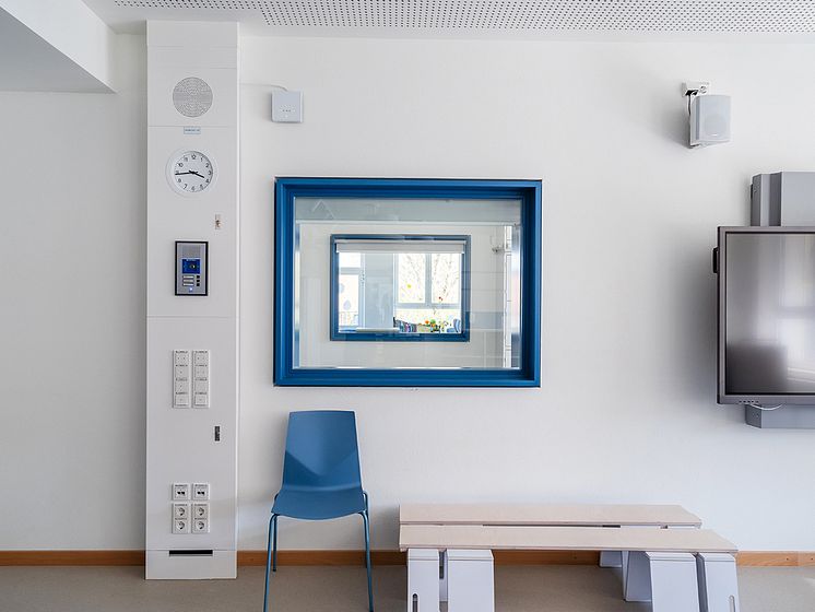 Bild 3_Mediensäule von Hager in der Grundschule Graßlfing_1200x900px