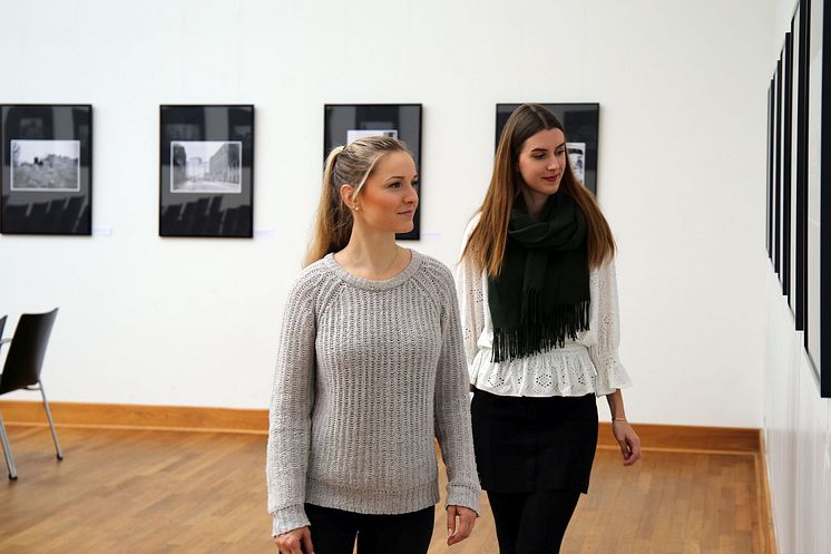 Besucherinnen in der Ausstellung "Reporter auf drei Rädern"