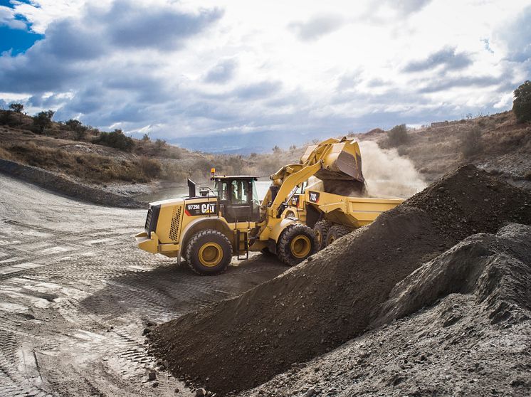 Cat 972M XE hybridhjullastare och Cat 730C dumper - tömmer skopa