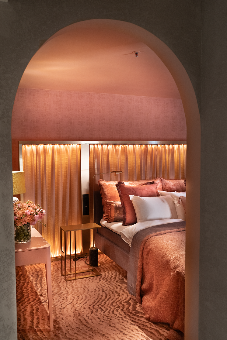 Bedroom_TheRoyalSuite_2.png