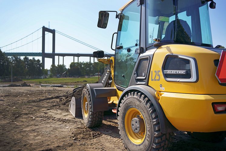 Volvo L25 Electric framför Älvsborgsbron, Göteborg