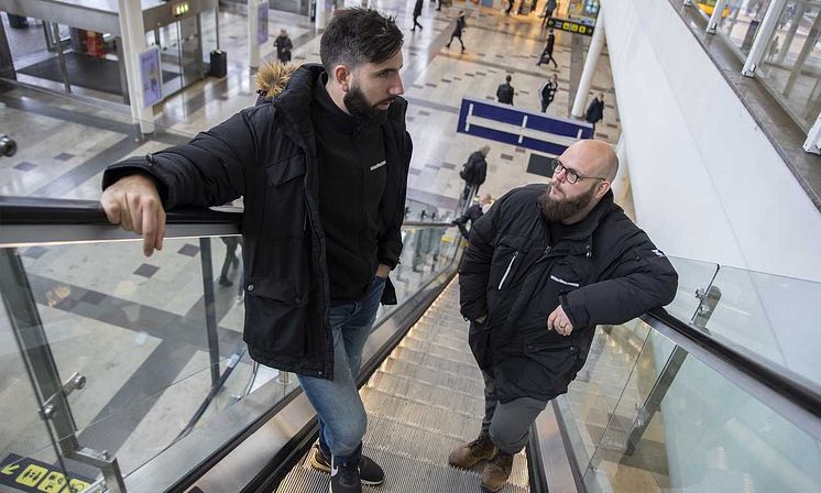 Socialarbetarna Steven Zutic och Johan Lunell jobbar mycket på Knutpunkten, inte minst vid tullen för att möta upp ungdomar som varit i Danmark.