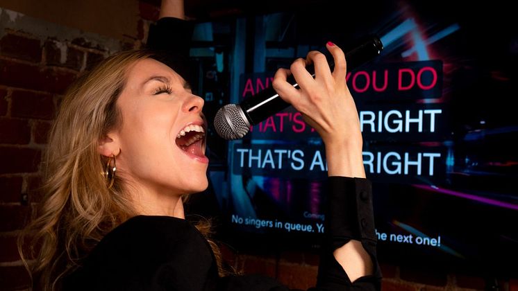 Bild: Kvinna sjunger karaoke