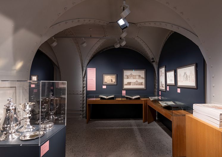  Fra utstillingen "Wilhelm von Hanno. Arkitekt og tegner i Chrstiania" i Hvelvet i Nasjonalmuseet -Arkitektur. Kirkesølv utlånd fra Trefoldighetskirken(tegnet av Von Hanno) til venstre i bildet.