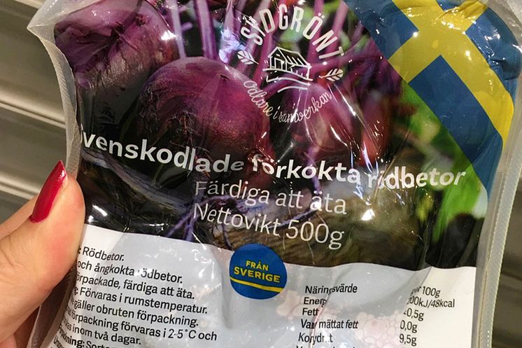 Rödbetorna som förädlas i SydGrönts nya kokeri ursprungsmärks med Från Sverige.