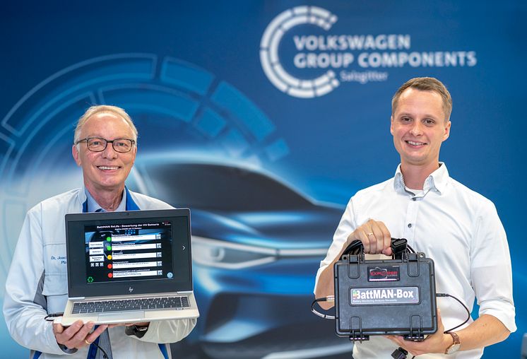 Robin Krause and Joachim Wöhle test used batteries with BattMAN ReLife in Salzgitter