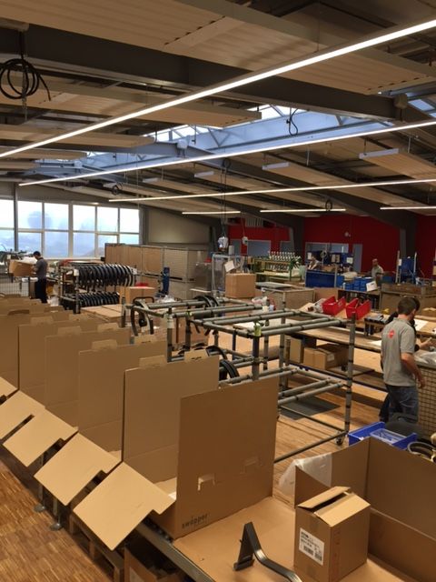aeris auf Expansionskurs: Blick in die neue Produktions- und Lagerhalle mit Glasdach in Horgau 