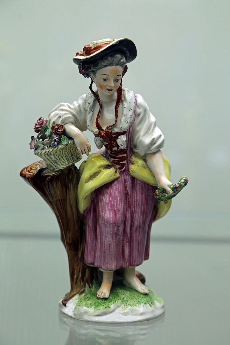 Ausstellung "DELFT PORCELAIN. Europäische Fayencen" - Frau mit Blumenkorb (Niderviller / nach 1780)