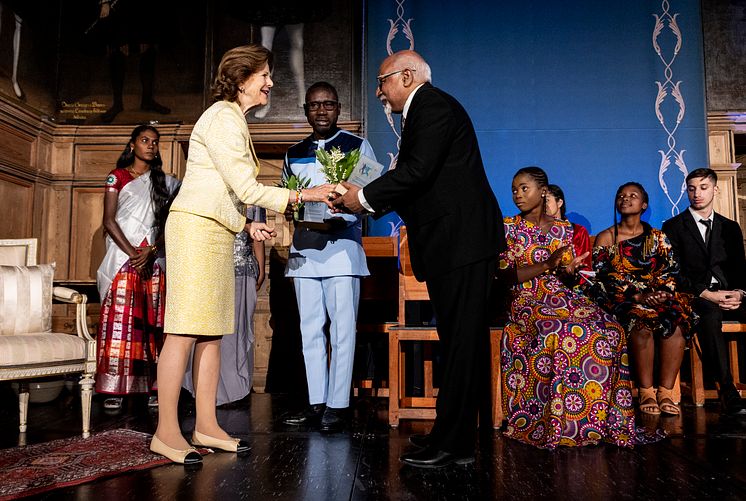 Barnrättshjältar från Indien och Ghana vid 2022 års World's Children's Prize-ceremoni