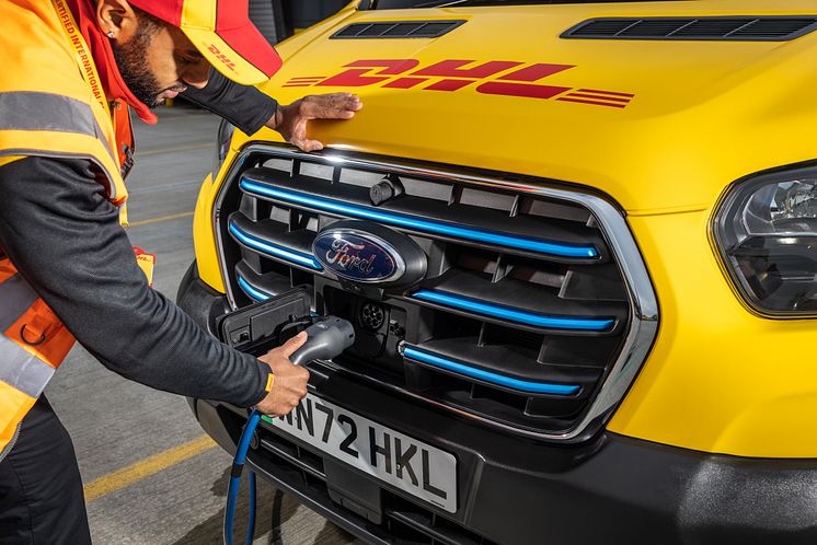 DHLExpress_Ford-E-Transit_04