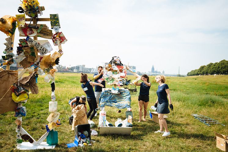 Um zu zeigen, wie viele Abfälle an öffentlichen Plätzen hinterlassen werden, erbauten Mitarbeiter zwei Skulpturen aus Müll 