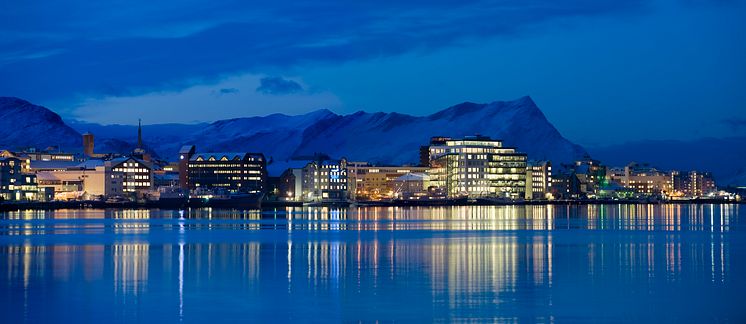 Bodø blue hour- Photo - Ernst Furuhatt - www.nordnorge.com 