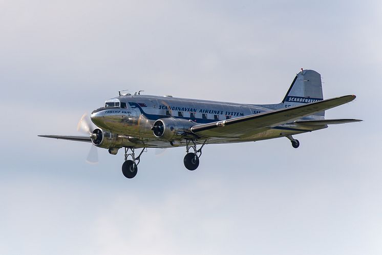 Douglas_DC3_-Daisy-8050_-foto_Ragnhild_&_Neil_Crawford - CC-BY-SA-2.0.jpg