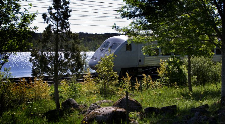 X 2000 i sommarlandskap