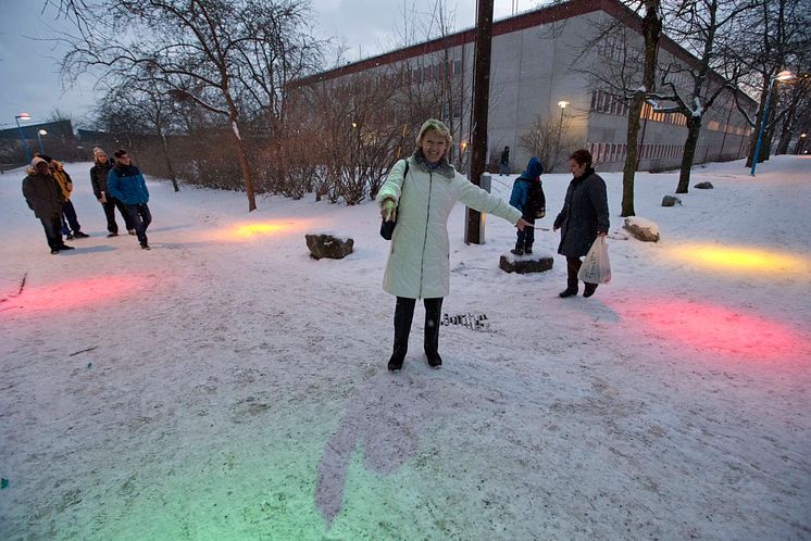 Ljusinstalltion i Hjulsta, vid Hjulstaskolan. (Fotograf Lennart Johansson, Stockholms stad)