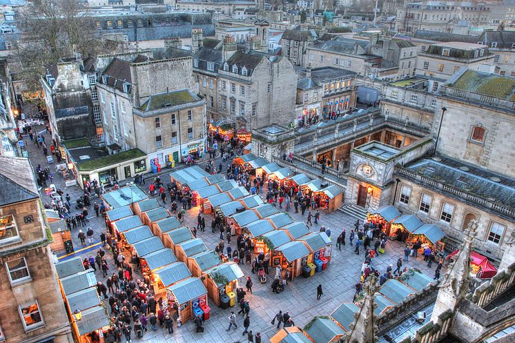 DEST_ENGLAND_UK_BATH_ABBEY_CHRISTMAS_MARKET_GettyImages-460022105_Universal_Within usage period_88139