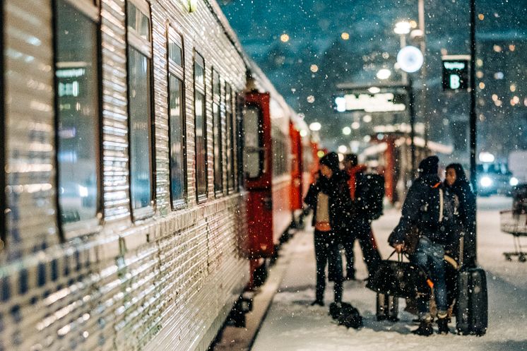 snälltåget vinter med resenärer