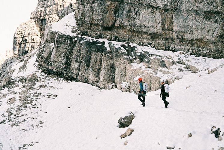 L.I.M Mountain PROOF Anorak_scenic_photo cred Jaka Bulc