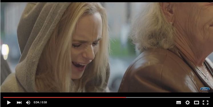 Laura Christensen sætter fokus på vores brug af sociale medier i ny viral film for Ford.