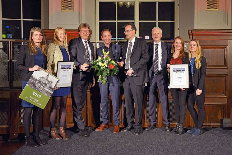 Die Preisträger: Prof. Andreas Schulz (3.v.l.) für das Gewandhausorchester und Dr. Michael Maul (4.v.l.), Intendant des Bachfests Leipzig, erhielten den Leipziger Tourismuspreis 2018 von Volker Bremer (LTM GmbH)