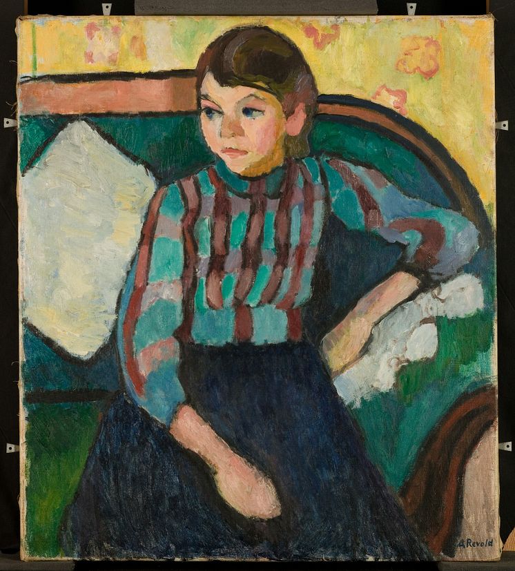 Liten pike i sofa / Small Girl on a Sofa